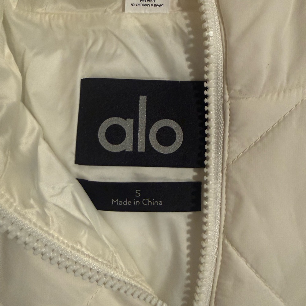 ALO Yoga Cropped Vest with Hood - Picture 4 of 6